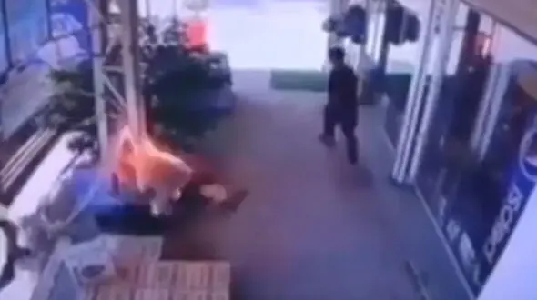 نجات جان پسر جوان با ضربات چوب به کف پا / فیلم باورنکردنی