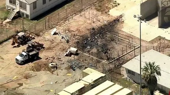 سقوط هواپیمای متعلق به جنگ جهانی دوم بر فراز حیاط یک زندان+عکس