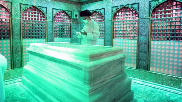 غبارروبی مضجع مطهر رضوی در سفر رهبر انقلاب به مشهد مقدس