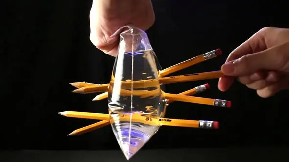 10 آزمایش علمی به کمک مایعات + فیلم