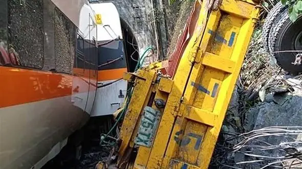 فیلم تصادف مرگبار قطار با کامیون / 36 خارجی کشته شدند + تصاویر