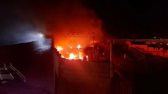 عملیات نفس گیر اطفا حریق کارگاه تشک در خمینی شهر + عکس و فیلم