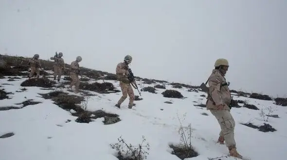 انهدام باند قاچاق سلاح در برف و بوران/ مرزبانی کرمانشاه ۵۰ قبضه کلت کمری کشف کرد