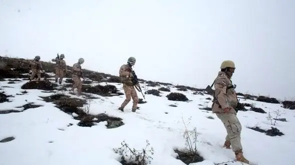 انهدام باند قاچاق سلاح در برف و بوران/ مرزبانی کرمانشاه ۵۰ قبضه کلت کمری کشف کرد