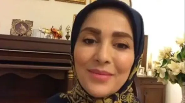 فیلم رقص کردی خانم مجری ژیلا صادقی هنگام پخش آهنگ کُردی /  به وجد آمدن خانم بازیگر با شنیدن آهنگ محلی در صدا و سیما