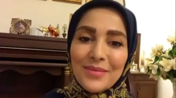 فیلم رقص کردی خانم مجری ژیلا صادقی هنگام پخش آهنگ کُردی /  به وجد آمدن خانم بازیگر با شنیدن آهنگ محلی در صدا و سیما