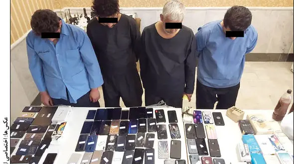 بازداشت اعضای مافیای قاچاق گوشی های سرقتی از مشهد به افغانستان + عکس 