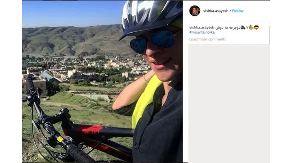 دوچرخه سواری خانم بازیگر با کلاه کاسکت