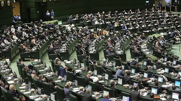 تجمع معلمان بازنشسته مقابل مجلس