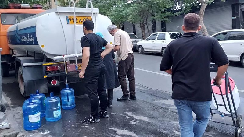 تانکر آب شرکت آب و فاضلاب استان تهران در حال آبرسانی -قطعی آب در محدوده خیابان  سهروردی جنوبی تهران و خیابان ترکمنستان و شریعتی از روز دوشنبه 22 خرداد - قطع آب تهران  - عکسها از حسین تهرانی