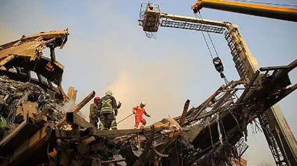  یک آتش نشان: پیدا شدن فرد زنده در پلاسکو شایعه است/ عملیات به مرحله نخاله برداری رسید