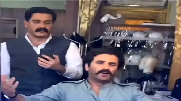 آواز شاد؛ هوتن شکیبا با رفیقش یه رقص کوردی محشری میره حضار حظ میکنن از این همه هنر