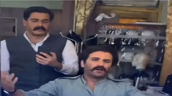 آواز شاد؛ هوتن شکیبا با رفیقش یه رقص کوردی محشری میره حضار حظ میکنن از این همه هنر