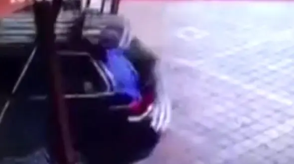 ورود ناگهانی راننده با ماشین شاسی بلند به لابی هتل! +فیلم