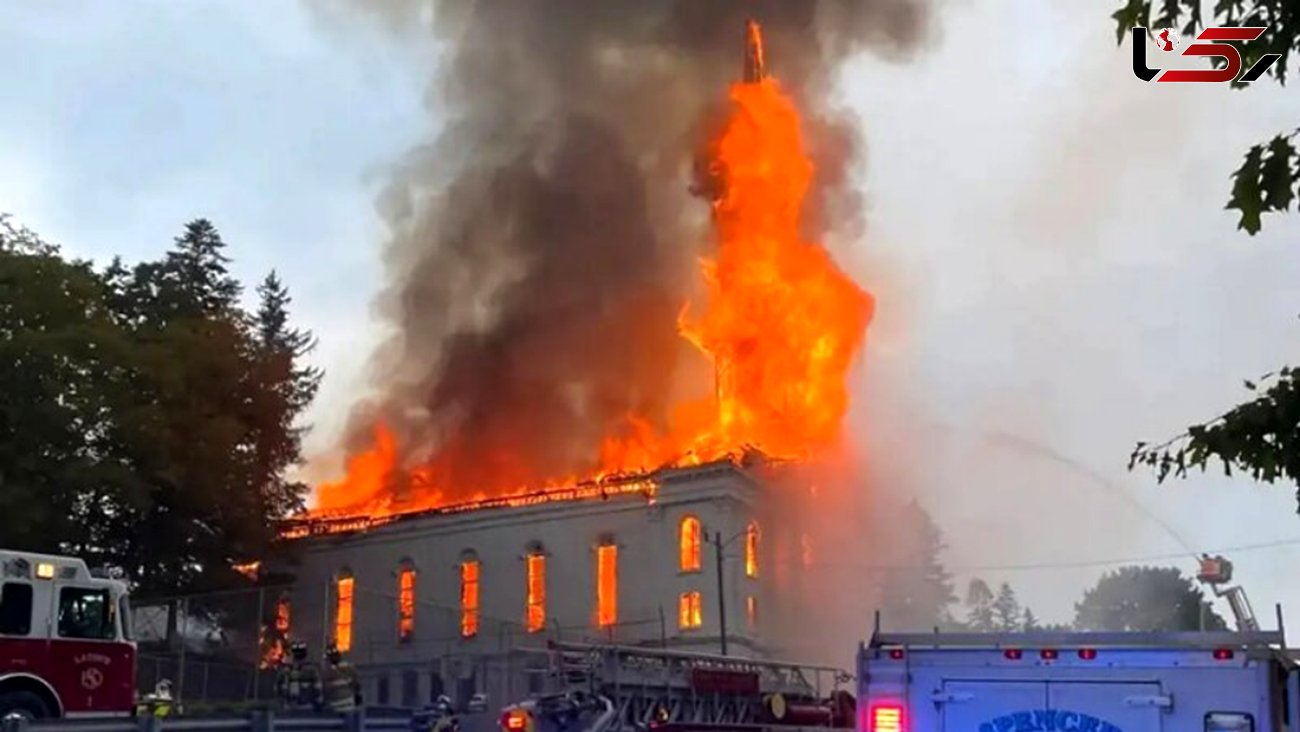 ببینید / آتش‌سوزی مهیب یک کلیسای ۱۶۰ ساله پس از اصابت صاعقه! + فیلم