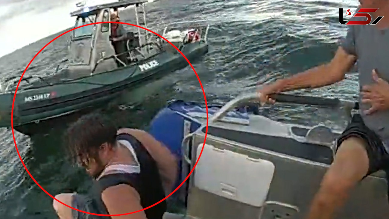 نجات پدر و پسر جوان از مرگ حتمی در دریا / قایق تفریحی غرق شد + فیلم