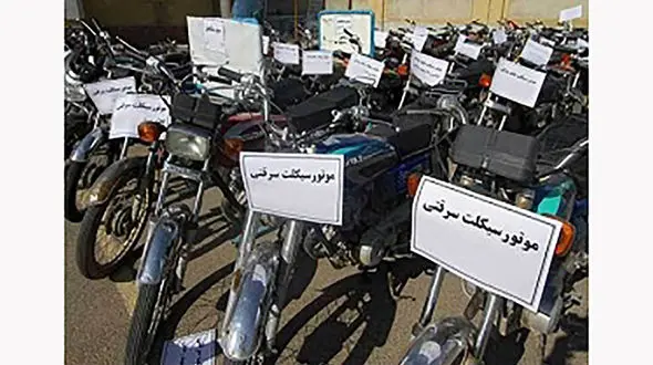 نصب برچسب توصیه‌های پیشگیری از سرقت موتور سیکلت در دزفول