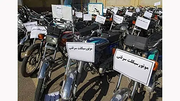 نصب برچسب توصیه‌های پیشگیری از سرقت موتور سیکلت در دزفول
