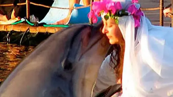 ازدواج عجیب زن جوان با دلفین / او از خاطرات زناشویی با شوهرش گفت !+ عکس