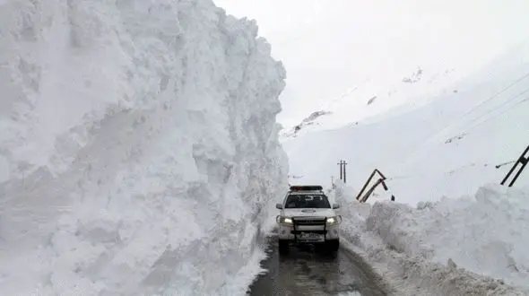 مدفون شدن پنج خانواده در روستای رشته رودبالا زیر بهمن / نیروهای امدادی 6 ساعت بعد از بهمن هنوز به روستا نرسیده اند