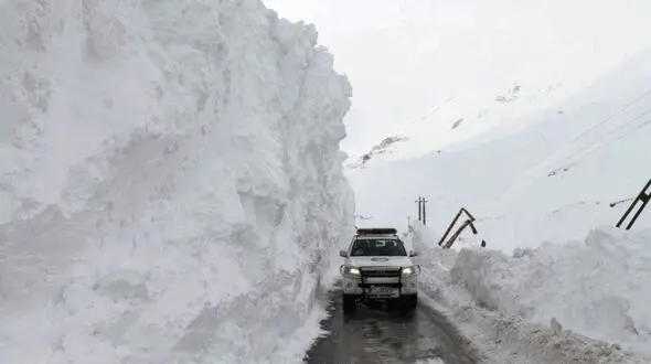 مدفون شدن پنج خانواده در روستای رشته رودبالا زیر بهمن / نیروهای امدادی 6 ساعت بعد از بهمن هنوز به روستا نرسیده اند