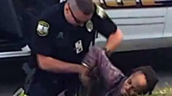 فیلم برخورد خشونت آمیز افسر پلیس با زن جوان +تصاویر