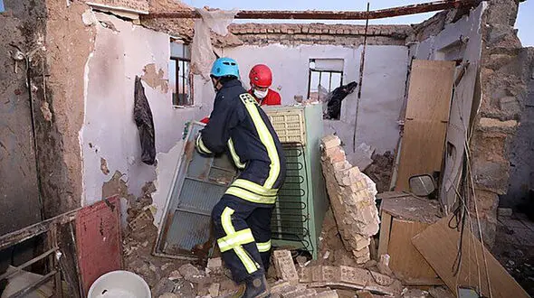 فروریختن یک منزل مسکونی متروکه در خیابان مطهری کرمان/ در تلاش برای یافتن اجساد احتمالی 