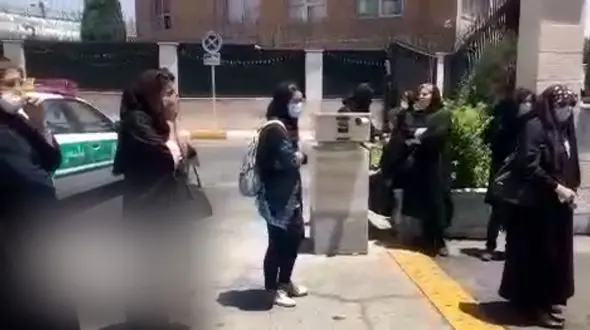 قلم های سیاهپوش در ماتم مهشاد کریمی و ریحانه یاسینی/  انتظار بازگشت پیکر 2 خبرنگار در فرودگاه مهرآباد