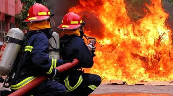 آتش‌سوزی وحشتناک در بازار تهران / 10 سیلندر گاز در پشت بام در آتش سوخت!
