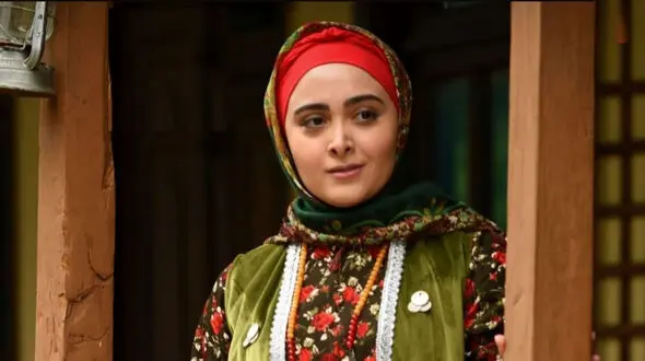 سفر در زمان / عکس «ستاره و خسروخان» در پشت صحنه سریال «سوجان» / چهره های واقعی خارج از سریال