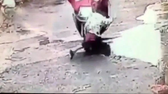 فرار موتورسوار پس از زیر گرفتن یک کودک + فیلم