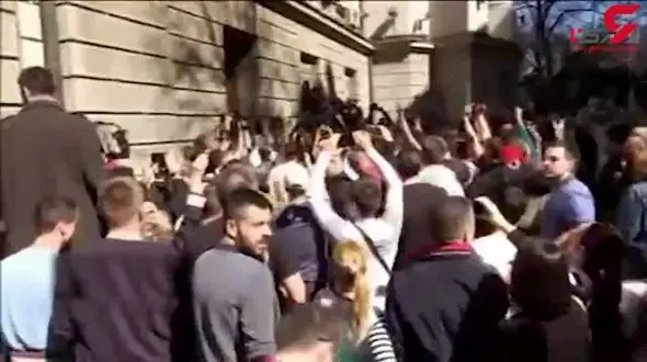 ورود مخالفان دولت صربستان به ساختمان تلویزیون دولتی این کشور + فیلم