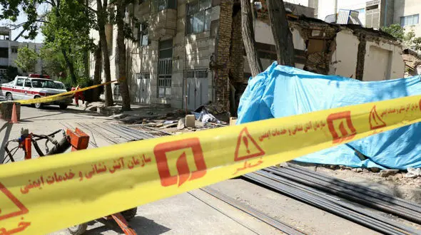 بی توجهی به دستور دادستان تهران برای تخریب خانه خطرناک در ستارخان + عکس ها و فیلم های وحشت آور