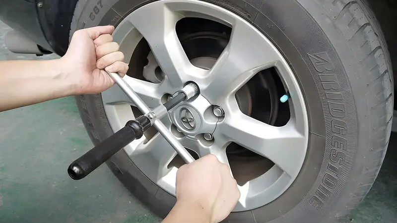 آچار چرخ خودرو برای تعویض لاستیک یا چرخ های ماشین