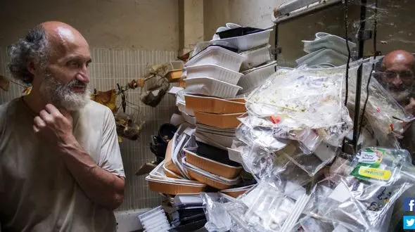 این مرد 15 سال است در میان زباله های خانه اش می خوابد+ تصاویر