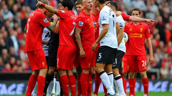 مقایسه تیفوسی‌های منچستریونایتد و لیورپول / کدام تیم هواداران متعصب‌تری دارد؟ + ویدیو