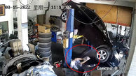 فیلم سقوط خودرو روی مرد تعمیرکار