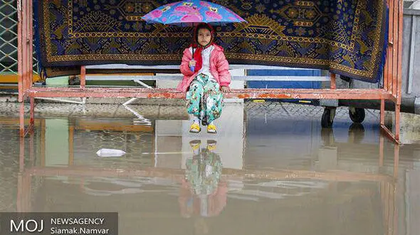 عکس عجیب از تنهایی دختر کوچولوی زیبا در محاصره سیل + تصاویر