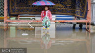 عکس عجیب از تنهایی دختر کوچولوی زیبا در محاصره سیل + تصاویر