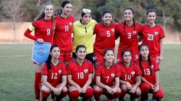 پوشش عجیب تیم ملی بانوان فوتبال افغانستان /فدراسیون فوتبال عذر خواهی کرد +عکس