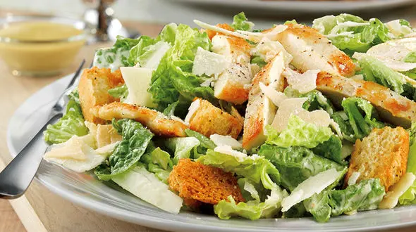 دستور تهیه  سالاد سزار خانگی در 20 دقیقه