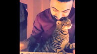 پیانیستی که برای یک گربه ملوس پیانو می زند+فیلم