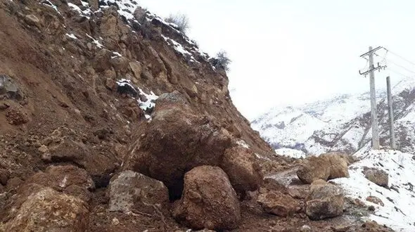 رانش زمین و ریزش کوه وحشتناک در ورزقان+ عکس