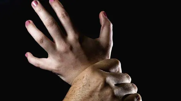 خودسوزی یک دختر به خاطر آزار پلید پیرمرد همسایه / هند