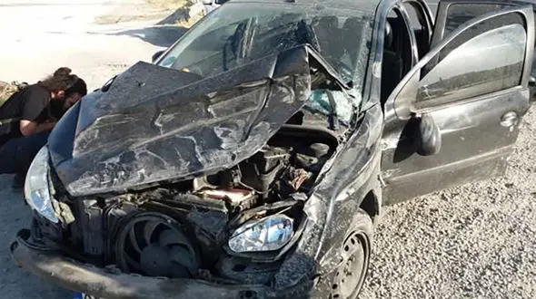 تصادف شدید پژو 206 با گاردریل‌ها در بزرگراه همت