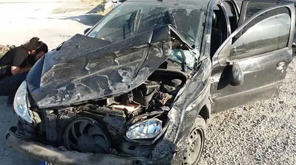 تصادف شدید پژو 206 با گاردریل‌ها در بزرگراه همت