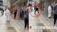 اقدام عجیب تبعه خارجی در خیابان‌های چین! + فیلم