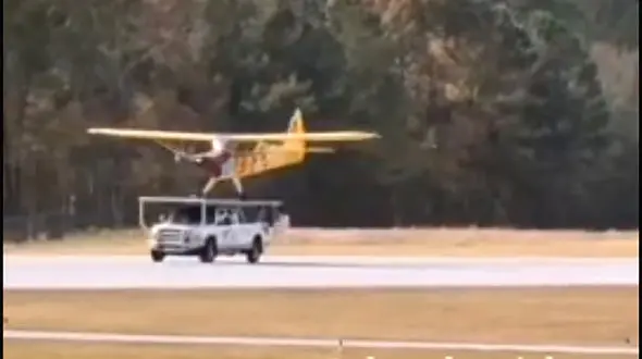 ببینید / مهارت شگفت انگیز خلبان در فرود هواپیما روی سقف یک ماشین / شگفت زده می شوید