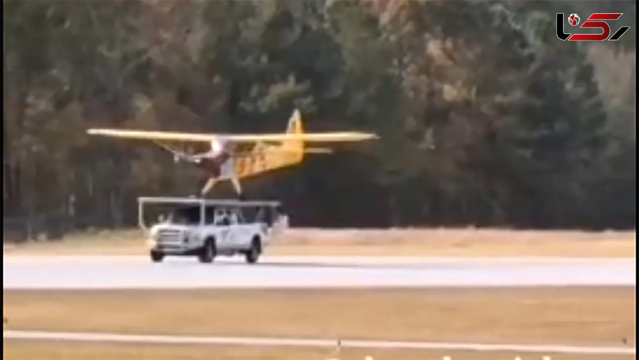 ببینید / مهارت شگفت انگیز خلبان در فرود هواپیما روی سقف یک ماشین / شگفت زده می شوید