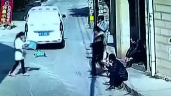 پسربچه زیر ون له شد + فیلم تکاندهنده